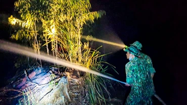 Lực lượng chức năng chữa cháy xuyên đêm. (Ảnh: PHƯƠNG VŨ)