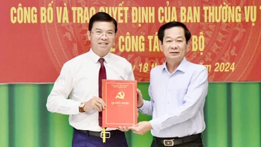 Ủy viên Trung ương Đảng, Bí thư Tỉnh ủy Kiên Giang Đỗ Thanh Bình (bên phải) trao quyết định cho đồng chí Nguyễn Lưu Trung. 