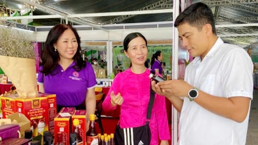 Đại biểu tham quan, tìm hiểu sản phẩm OCOP tại các gian hàng