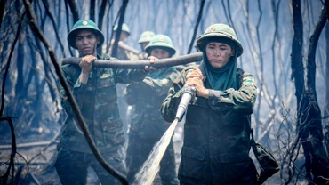 Cán bộ, chiến sĩ của các lực lượng Sư đoàn 330 (Quân khu 9), Công an tỉnh Kiên Giang, Bộ Chỉ huy quân sự tỉnh Kiên Giang có gần 100 giờ chữa cháy. 