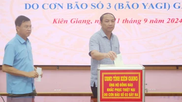 Chủ tịch Ủy ban nhân dân tỉnh Kiên Giang Lâm Minh Thành và thường trực Ủy ban nhân dân tỉnh ủng hộ đồng bào các tỉnh phía bắc bị thiệt hại sau bão số 3. 