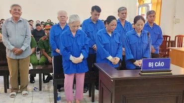 Các bị cáo tại phiên tòa sơ thẩm chiều 24/4. (Ảnh: VĂN VŨ)