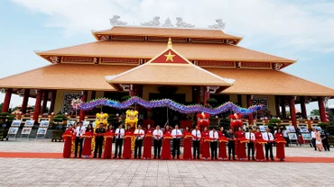 Bí thư Trung ương Đảng, Trưởng Ban Tuyên giáo Trung ương Nguyễn Trọng Nghĩa cùng các đồng chí nguyên lãnh đạo Đảng, Chính phủ và chính quyền địa phương cắt băng khánh thành Khu chứng tích chiến tranh rừng tràm Bang Biện Phú và Đền thờ anh hùng liệt sĩ, người có công. 