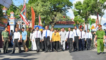 Các đại biểu viếng Di tích lịch sử văn hóa mộ và đình Nguyễn Trung Trực.