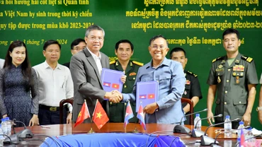 Phó Chủ tịch Ủy ban nhân dân tỉnh Kiên Giang Nguyễn Lưu Trung ký tiếp nhận 10 bộ hài cốt liệt sĩ hy sinh ở Campuchia.