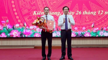Ủy viên Trung ương Đảng, Bí thư Tỉnh ủy Kiên Giang Đỗ Thanh Bình trao quyết định của Ban Bí thư chuẩn y đồng chí Nguyễn Thanh Nhàn, Phó Chủ tịch Ủy ban nhân dân tỉnh Kiên Giang giữ chức Phó Bí thư Tỉnh ủy Kiên Giang nhiệm kỳ 2020-2025.