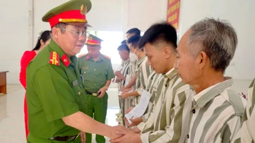 Kiên Giang: Công bố quyết định đặc xá của Chủ tịch nước cho 26 phạm nhân 