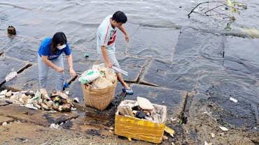 Công chức, viên chức và nhân dân thành phố Phú Quốc, tỉnh Kiên Giang thu gom rác ven biển. 
