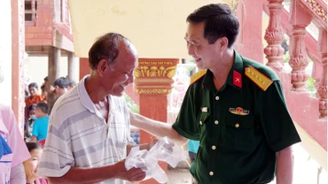 Lãnh đạo Bộ Chỉ huy quân sự tỉnh Kiên Giang thăm hỏi người dân Campuchia sau khi được khám, cấp thuốc miễn phí.