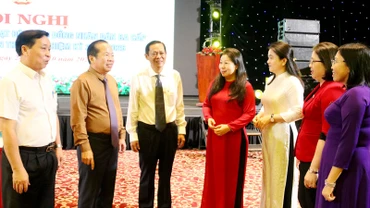 Đại biểu trao đổi bên lề hội nghị.
