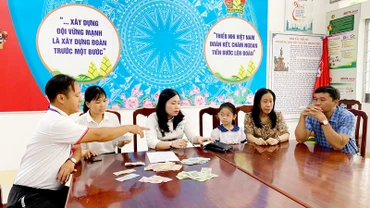 Kiên Giang: Học sinh lớp 1 nhặt ví có hơn 28 triệu đồng, nhờ cô giáo tìm trả người đánh rơi