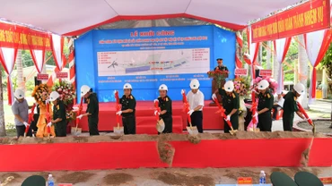 Các đại biểu thực hiện nghi thức khởi công xây dựng mới và sửa chữa doanh trại Đội Quy tập mộ liệt sĩ tại Campuchia. 