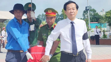 Lãnh đạo tỉnh Kiên Giang thực hiện nghi thức an táng hài cốt liệt sĩ tại Nghĩa trang liệt sĩ huyện Hòn Đất. 