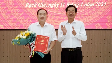 Bí thư Tỉnh ủy Kiên Giang Đỗ Thanh Bình trao quyết định, tặng hoa chúc mừng đồng chí Nguyễn Thanh Phong.