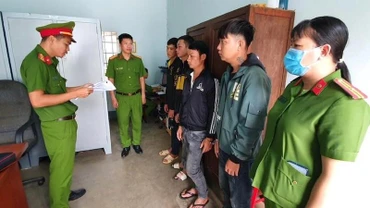 Các đối tượng tại cơ quan Công an.