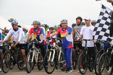 Chủ tịch Quốc hội Lào Saysomphone Phomvihane và Đại sứ Nguyễn Bá Hùng hào hứng tham gia Cuộc đua xe đạp “Đoàn xe của tình đoàn kết”. (Ảnh: Nguyễn Hải Tiến)