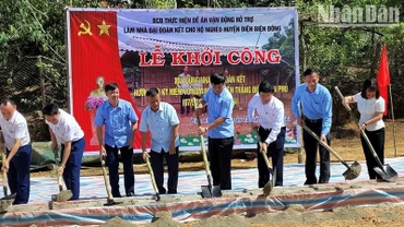 Các đồng chí lãnh đạo tỉnh Điện Biên và lãnh đạo huyện Điện Biên Đông động thổ, khởi công làm nhà Đại đoàn kết cho người nghèo xã Keo Lôm, huyện Điện Biên Đông, tháng 7/2023. (Ảnh nhandan.vn)