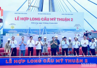 Thủ tướng thực hiện nghi thức hợp long cầu Mỹ Thuận 2