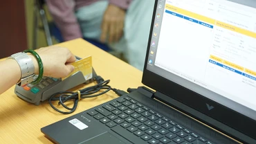 Chi trả lương hưu cho người hưởng tại Hà Nội. (Ảnh: nhandan.vn)