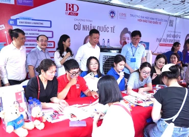 Tư vấn tuyển sinh (Ảnh: NEU)