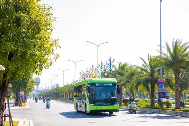 Để lộ trình "xanh hóa xe buýt" khả thi không chỉ cần nỗ lực của một vài doanh nghiệp mà còn đòi hỏi sự hoàn thiện của cơ sở hạ tầng hỗ trợ. Ảnh: VinGroup