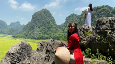 Những khối đá vôi cảnh quan karst ở Tràng An nổi bật giữa thiên nhiên. (Ảnh: Xuân Trường)