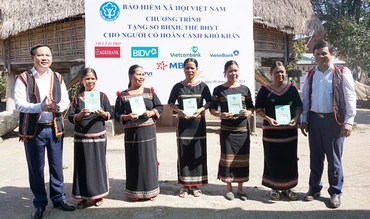 Phó Tổng Giám đốc Bảo hiểm xã hội Việt Nam Chu Mạnh Sinh trao sổ bảo hiểm xã hội, thẻ bảo hiểm y tế tặng người dân xã Đăk La, huyện Đăk Hà, Kon Tum. (Ảnh: KSS)