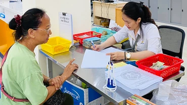 Chi trả lương hưu cho người hưởng tại Bà Rịa-Vũng Tàu. (Ảnh VNPost)