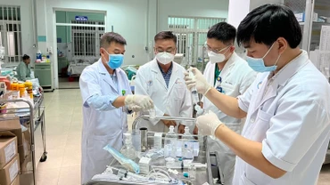 TS.BS Lê Quốc Hùng, Trưởng khoa Bệnh nhiệt đới và bác sĩ CKII Trần Thanh Linh, Trưởng khoa Hồi sức cấp cứu, Bệnh viện Chợ Rẫy có mặt tại Quảng Nam cấp cứu cho các bệnh nhân bị ngộ độc Botulinum. (Ảnh: Bệnh viện cung cấp)