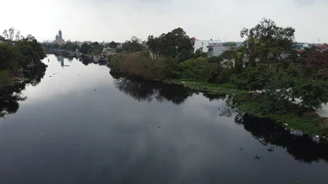 Nước sông Kim Sơn đoạn qua huyện Bình Giang, Hải Hương bị ô nhiễm nhiều năm nay. (Ảnh: Vũ Sinh)