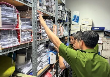 Cơ quan điều tra khám xét, thu giữ các tài liệu phục vụ công tác điều tra.