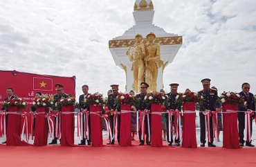 Các đại biểu làm lễ hoàn thành công tác trùng tu công trình Đài tưởng niệm Liên minh chiến đấu Lào-Việt Nam. (Ảnh: Hải Tiến)