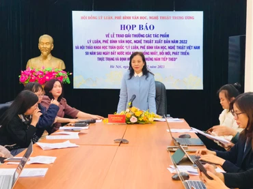 Tiến sĩ Ngô Phương Lan, Phó Chủ tịch Hội đồng chủ trì buổi họp báo.