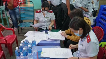 Cơ quan quản lý an toàn thực phẩm Thành phố Hồ Chí Minh trong một lần đi kiểm tra. (Ảnh: NT/Báo Dân trí)