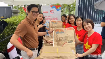 Từ 8 giờ 30 phút sáng, phụ san 30/4 của Báo Nhân Dân được phát đến tay người dân.