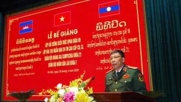 Thượng tướng Trần Việt Khoa, Giám đốc Học viện Quốc phòng phát biểu tại buổi lễ. 
