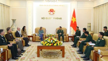 Bộ trưởng Quốc phòng Phan Văn Giang tiếp Thứ trưởng Quốc phòng Canada Stefanie Beck. 