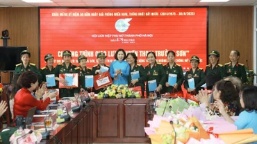 Chủ tịch Hội Liên hiệp Phụ nữ Hà Nội Lê Kim Anh tặng quà các bác Đại đội nữ lái xe Trường Sơn.