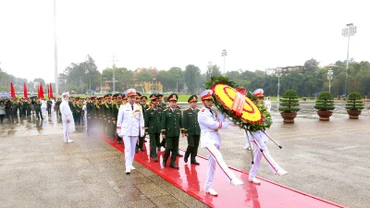 Đoàn đại biểu đặt vòng hoa vào Lăng viếng Chủ tịch Hồ Chí Minh.