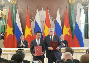 Giám đốc Đại học Quốc gia Hà Nội Lê Quân và Giám đốc Đại học Quốc gia Quan hệ Quốc tế Moskva (MGIMO) Anatoly Torkunov trao văn bản thỏa thuận hợp tác (Ảnh: VNU)