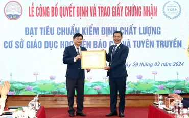 Trao Giấy chứng nhận đạt tiêu chuẩn chất lượng cơ sở giáo dục cho Học viện Báo chí và Tuyên truyền. Ảnh: AJC