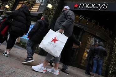 Khách hàng rời khỏi cửa hàng của thương hiệu bán lẻ hàng đầu Macy's ở khu trung tâm Manhattan, thành phố New York (Mỹ) ngày 11/12/2023. Ảnh: REUTERS