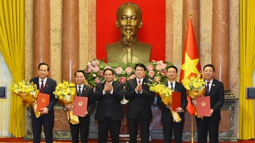 Chủ tịch nước Lương Cường, Thủ tướng Phạm Minh Chính chúc mừng các đồng chí: Trần Hồng Minh, Bộ trưởng Xây dựng; Nguyễn Mạnh Hùng, Bộ trưởng Khoa học và Công nghệ; Đỗ Đức Duy, Bộ trưởng Nông nghiệp và Môi trường; Đào Ngọc Dung, Bộ trưởng Dân tộc và Tôn giáo, tại lễ công bố và trao quyết định của Chủ tịch nước bổ nhiệm các Phó Thủ tướng Chính phủ và Bộ trưởng nhiệm kỳ 2021-2026. ngày 18/2/2025. (Ảnh THỦY NGUYÊN)