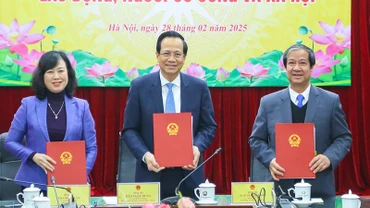 Ba Bộ trưởng bàn giao nhiệm vụ quản lý nhà nước một số lĩnh vực lao động, người có công và xã hội. (Ảnh Molisa)