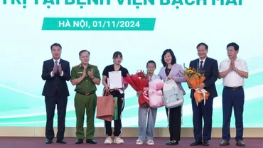 "Em bé Làng Nủ" M.H.T.N., nạn nhân cuối cùng trong vụ lũ quét thảm khốc ở thôn Làng Nủ (xã Phúc Khánh, huyện Bảo Yên, tỉnh Lào Cai) đã xuất viện, sau 50 ngày điều trị tại Bệnh viện Bạch Mai. Em đã được Quỹ Bảo hiểm y tế chi trả gần 600 triệu đồng trong công tác điều trị, góp phần giúp em phục hồi một cách kỳ diệu. (Ảnh: VSS)