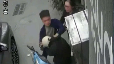 Tài xế ô-tô đánh tới tấp nam shipper sau va chạm giao thông. (Ảnh cắt từ clip)