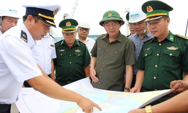 Đồng chí Hồ Quốc Dũng, Ủy viên Trung ương Đảng, Bí thư Tỉnh ủy, Chủ tịch HĐND tỉnh Bình Định (thứ 2 từ phải sang) kiểm tra an ninh tuyến biển.