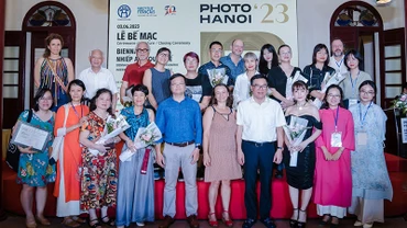 Các thành viên Ban tổ chức, nghệ sĩ Việt Nam và quốc tế tại lễ bế mạc Photo Hanoi’23. 