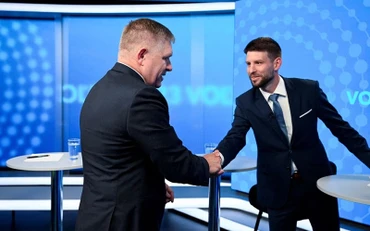 Các ứng viên Robert Fico, lãnh đạo đảng đảng Dân chủ Xã hội Smer (Smer-SD) và Michal Simecka, lãnh đạo phong trào Cấp tiến Slovakia (PS), bắt tay chào nhau trước cuộc tranh luận trên truyền hình tại TV TA3, trước cuộc bầu cử quốc hội sớm của Slovakia tại Bratislava ngày 26/9/2023. (Ảnh: REUTERS)