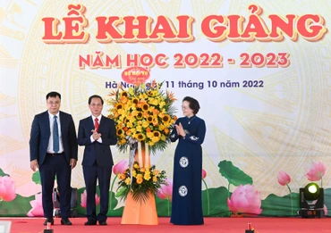 Ủy viên Ban Chấp hành Trung ương Đảng, Bí thư Ban Cán sự Đảng, Bộ trưởng Nội vụ Phạm Thị Thanh Trà tặng hoa chúc mừng Trường đại học Nội vụ Hà Nội . (Ảnh: DUY LINH)